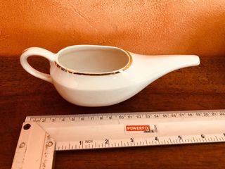 Salsera antigua de porcelana dorada