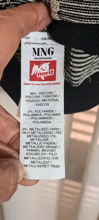 Top Negro de Viscosa con Hilo Metalizado