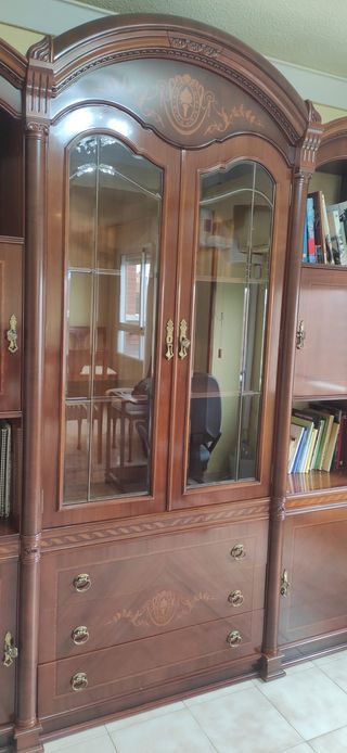 Mueble de salón madera noble con vitrina