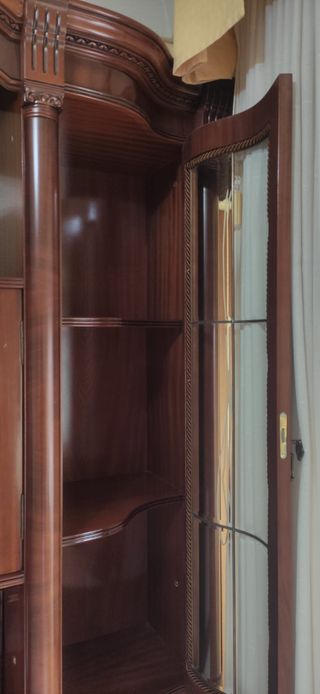 Mueble de salón madera noble con vitrina