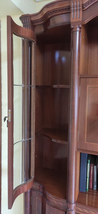 Mueble de salón madera noble con vitrina
