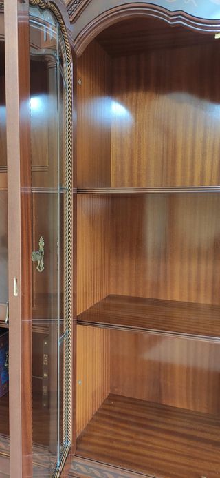 Mueble de salón madera noble con vitrina