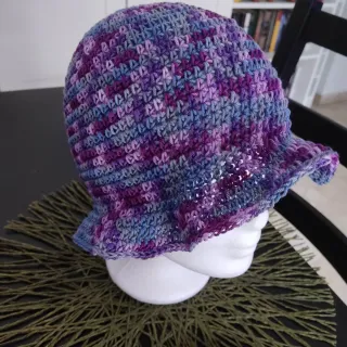 Cappello uncinetto arcobaleno
