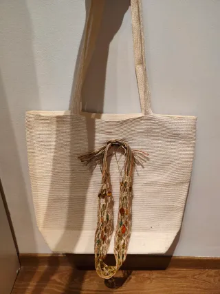 Bolso de playa tejido con abalorios
