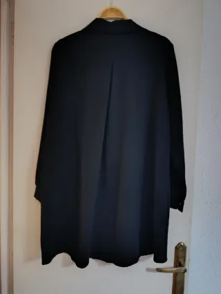 Casaca negra con estampado de leopardo