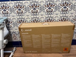 Minicuna colecho con colchón, sábanas y edredón.