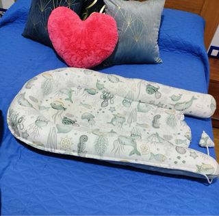 Minicuna colecho con colchón, sábanas y edredón.