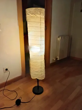 Lámpara de pie papel y metal
