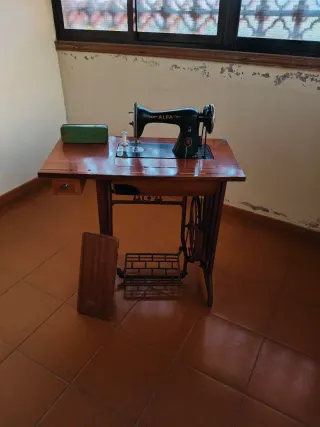 Máquina de coser Alfa antigua