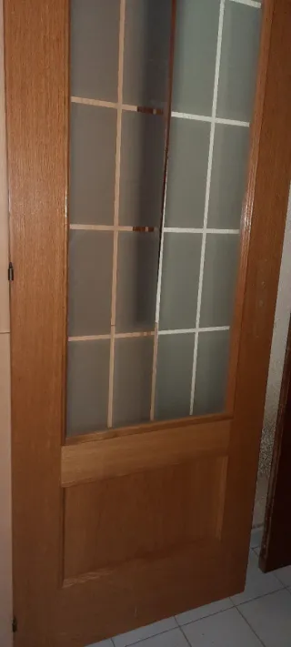 Puerta de roble claro con cristales