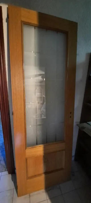 Puerta de roble claro con cristales