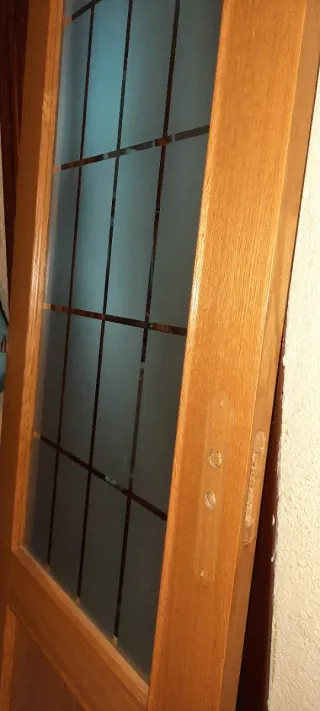 Puerta de roble claro con cristales