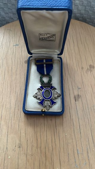 Medalla de plata militar con caja