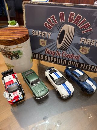 4 autos escala + chapa vintage+lata antigua
