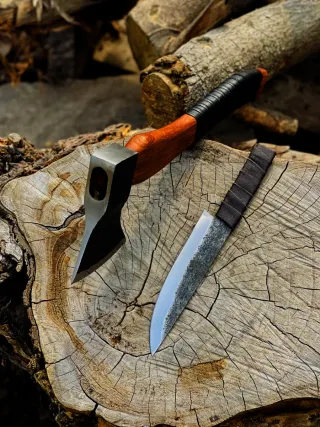 Hacha Bushcraft + Cuchillo Acero Carbono