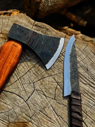 Hacha Bushcraft + Cuchillo Acero Carbono