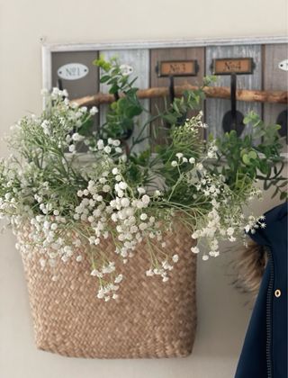 Cesta Mimbre decorativa con Flores Artificiales