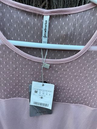 Camiseta plumeti en rosa de Stradivarius
