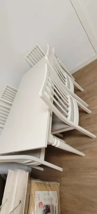 Mesa y 6 sillas de madera blanca