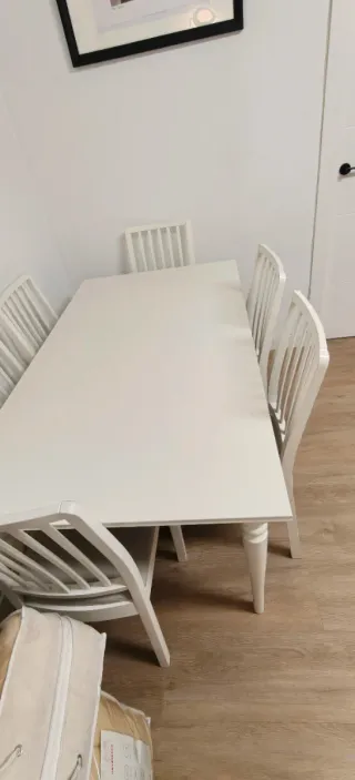 Mesa y 6 sillas de madera blanca