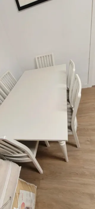 Mesa y 6 sillas de madera blanca