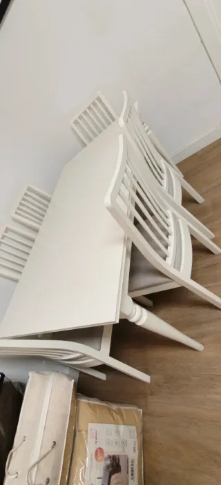 Mesa y 6 sillas de madera blanca