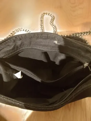 Bolso negro con cadena
