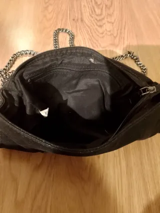 Bolso negro con cadena
