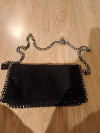 Bolso negro con cadena