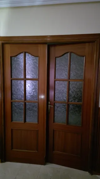 Puerta doble de madera con cristal
