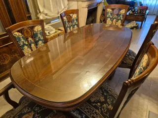 Mesa de comedor ovalada y 6 sillas 2 son sillones