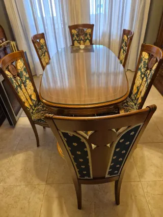 Mesa de comedor ovalada y 6 sillas 2 son sillones