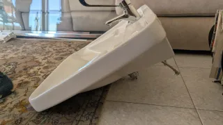 Lavandino per disabili in porcellana bianca