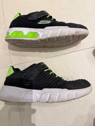 Zapatillas Skechers Niños Negras y Verdes.Talla 34