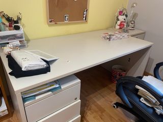 Mesa de oficina beige con cajonera