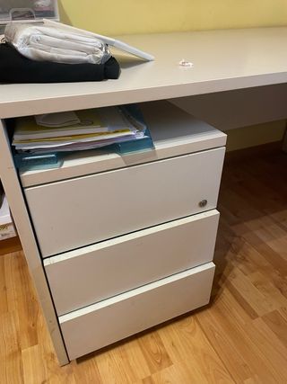 Mesa de oficina beige con cajonera