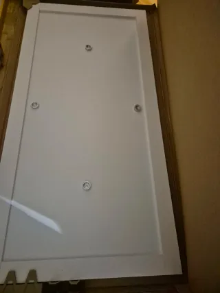 Mesa de comedor sin patas.