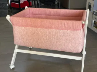 Minicuna rosa con estampado floral