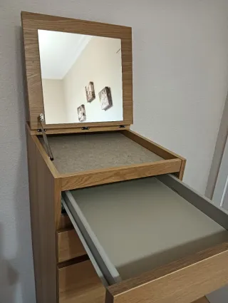 Cajonera de madera clara