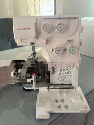 Máquina Overlock New Home Janome
