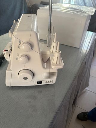Máquina Overlock New Home Janome