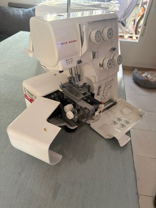 Máquina Overlock New Home Janome