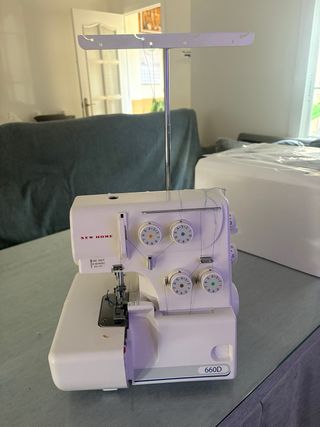 Máquina Overlock New Home Janome