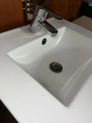 Lavabo de 52cm blanco con grifo Roca