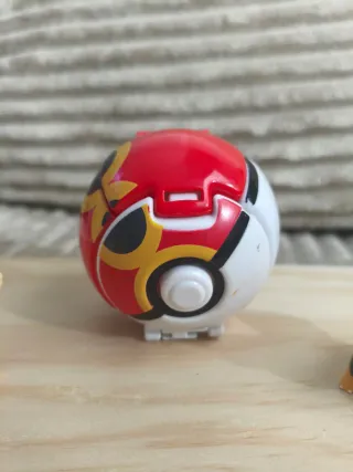 Lote Figuras Pokémon  más pokeball