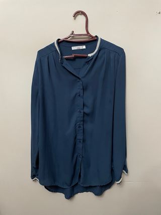 Camisa azul con detalles blancos