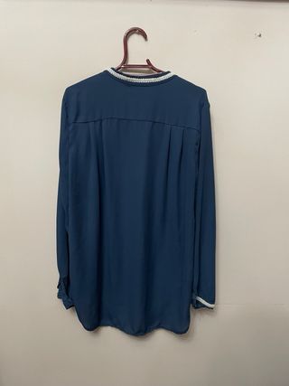 Camisa azul con detalles blancos