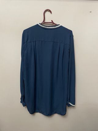 Camisa azul con detalles blancos