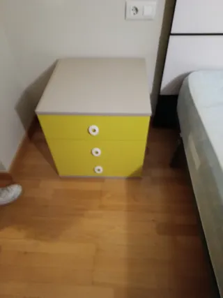 Mueble juvenil blanco y amarillo compuesto de cama