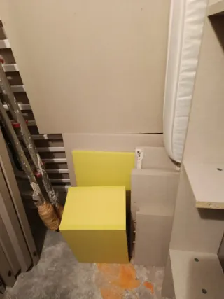 Mueble juvenil blanco y amarillo compuesto de cama